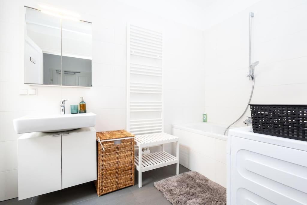 Orestaliving - 2Br On The Danube Canal Vienna Exterior photo